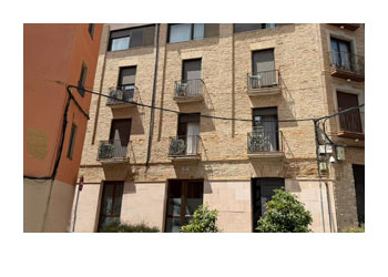 Edificio residencial de alquiler temporal en Huesca.